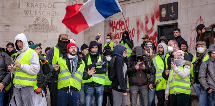 Protestors in France urge bank run, attempt to collapse the euro