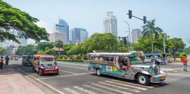 Jeepneys in rizal park manila philippines — Stock Editorial Photography