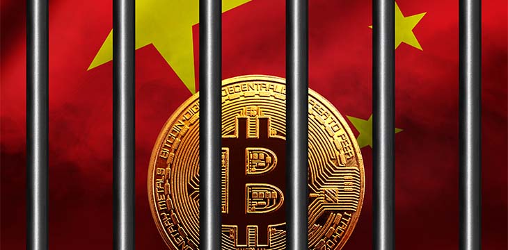 Golden bitcoin coin on the chinese flag background. cryptocurrency concept. bitcoin is locked in an iron cage. — Stock Editorial Photography