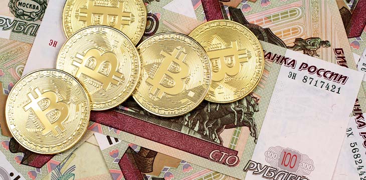 A close up image of Russian currency with gold Bitcoins — Photo