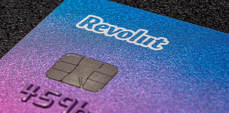 Bonn, Germany June 15, 2020. Payment card belonging to the Revolut electronic bank on a black background, macro shot, mobile banking. — Stock Editorial Photography