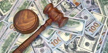 Judges Or Auctioneer Gavel On The Dollar Cash Background — Photo