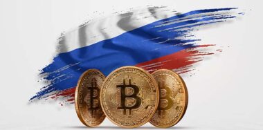 Crypto currency, gold coin BITCOIN BTC. Coin bitcoin against the background of the flag of Russia. The concept a new currency, Blockchain Technology , a token. Mixed media — Stock Editorial Photography