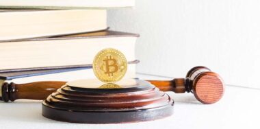 Judge's hammer and bitcoin gold coin. Digital currency — Stock Editorial Photography
