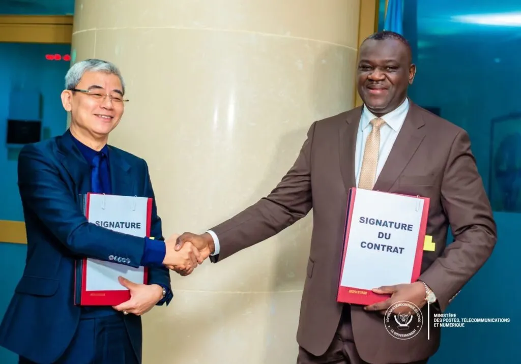 Soon Huat Lim, Founder, Chairman, and Chief Executive Officer of Trident, and H.E. Augustin Kibassa Maliba, Minister of Posts, Telecommunications, and Digital Affairs of the Democratic Republic of Congo, at the signing event.